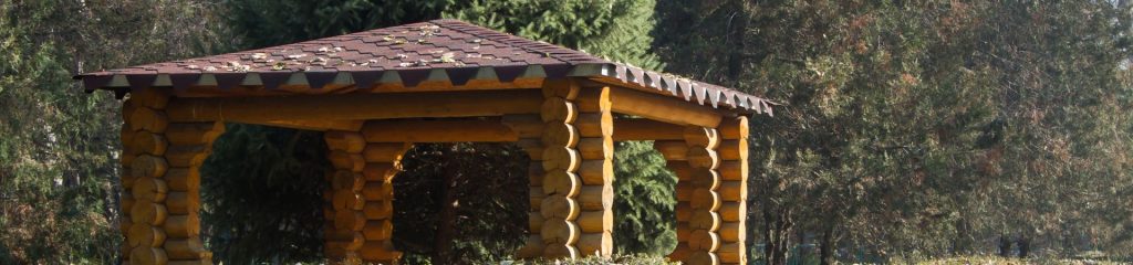 Cenador de madera a cuatro aguas